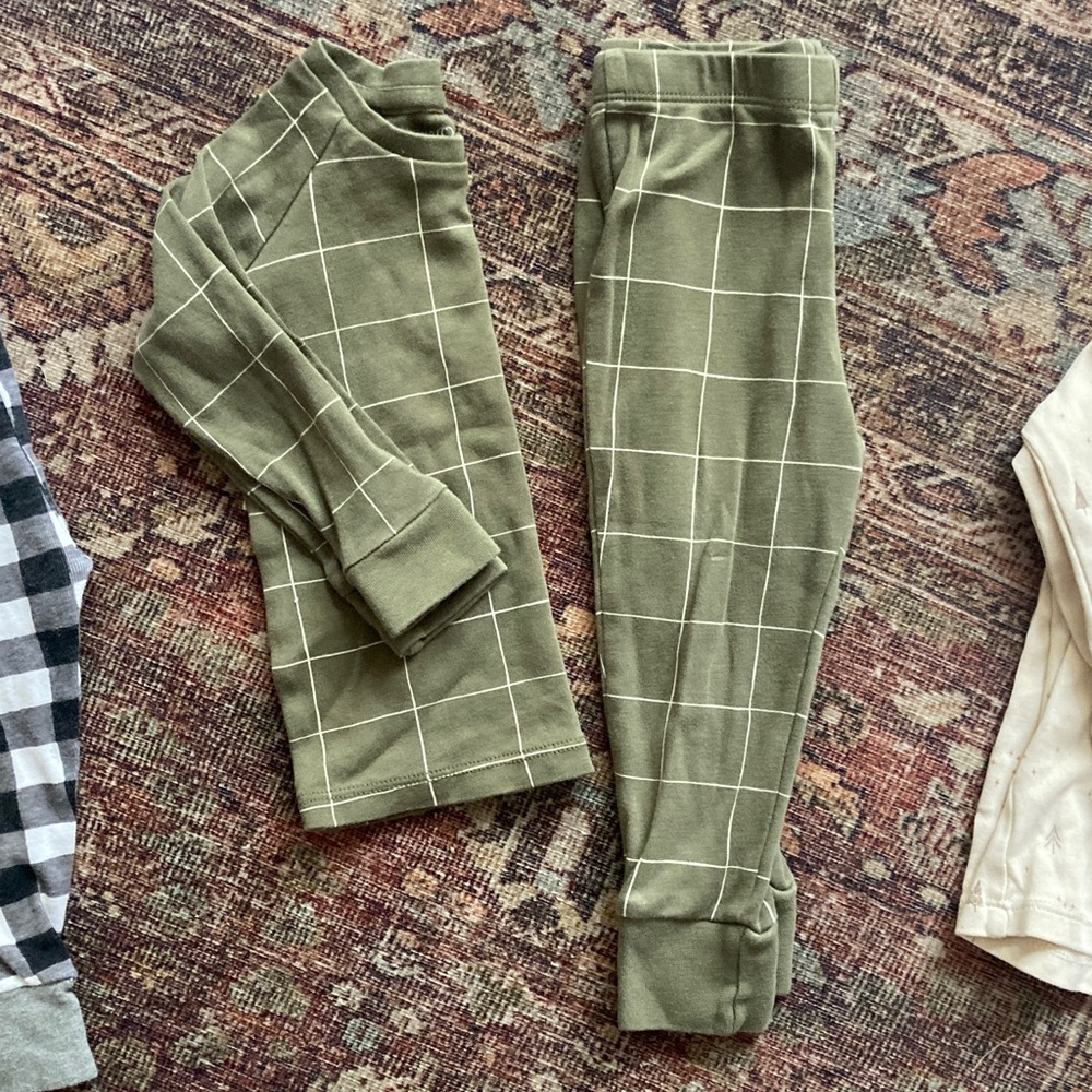 12-18M Bundle Colored Organics/Honest Pajama Sets - Picture 3 of 7